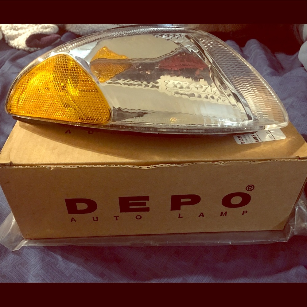 SOLD ‘95-‘97 Chrysler Intrepid Corner Lens HSG RH